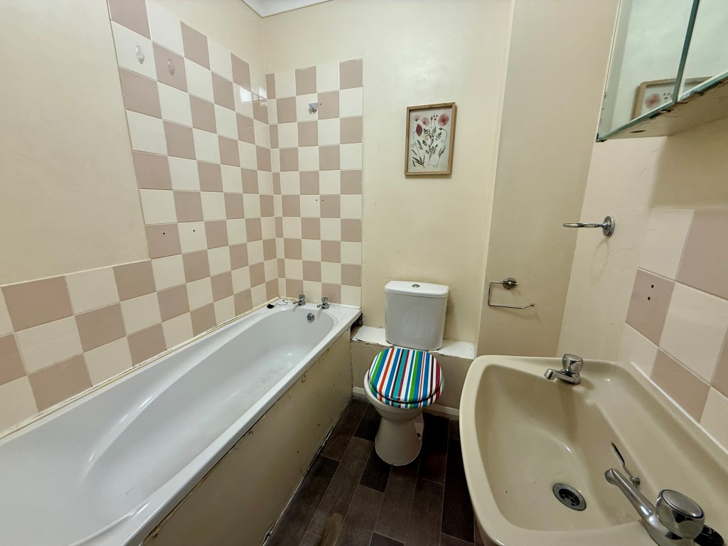 Lot: 121 - STUDIO FLAT FOR IMPROVEMENT - Bathroom with W.C.